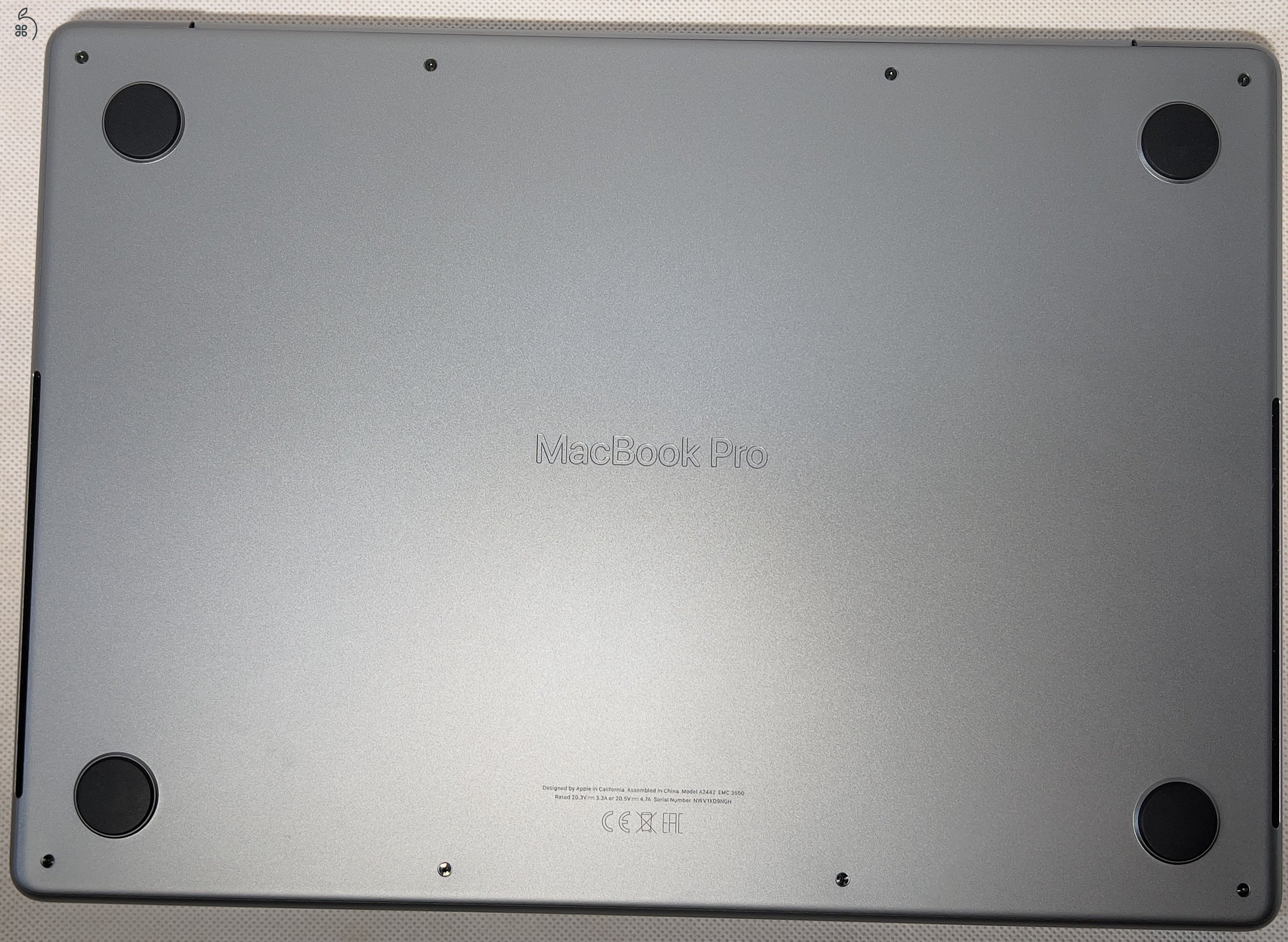 Eladó műtárgyként őrzött 2021 Macbook Pro 14” M1 Pro.