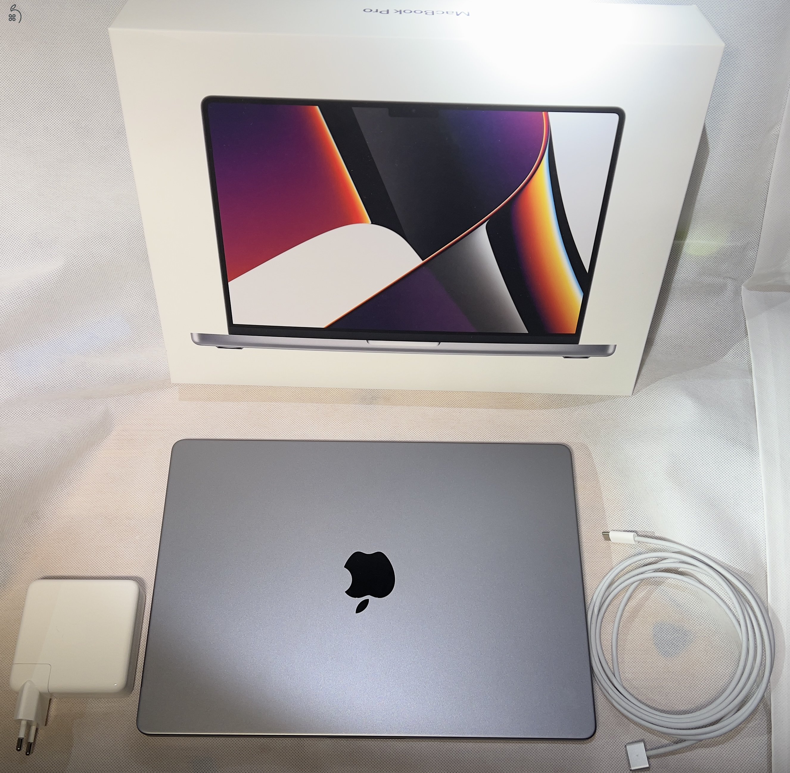 Eladó műtárgyként őrzött 2021 Macbook Pro 14” M1 Pro.