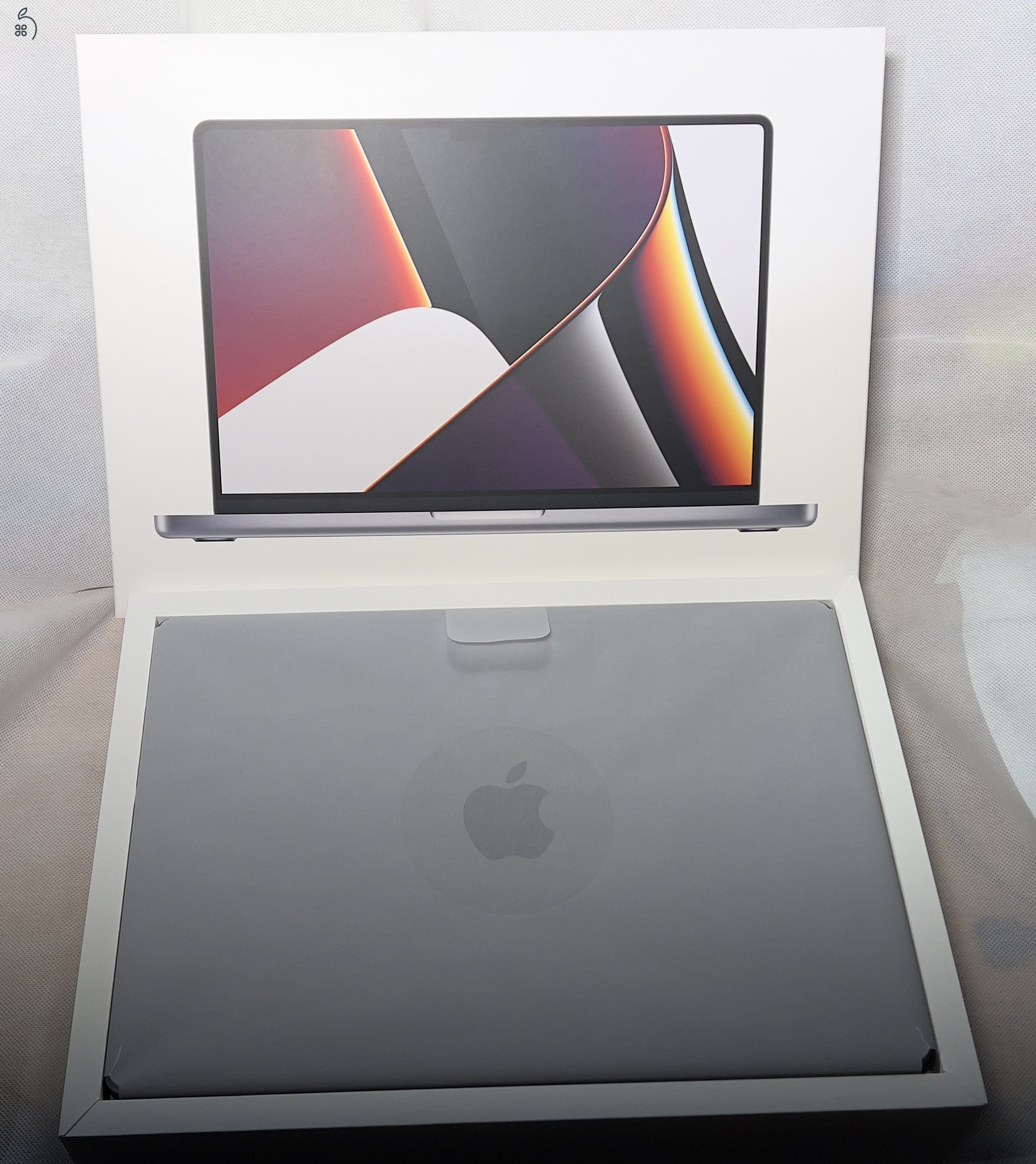 Eladó műtárgyként őrzött 2021 Macbook Pro 14” M1 Pro.