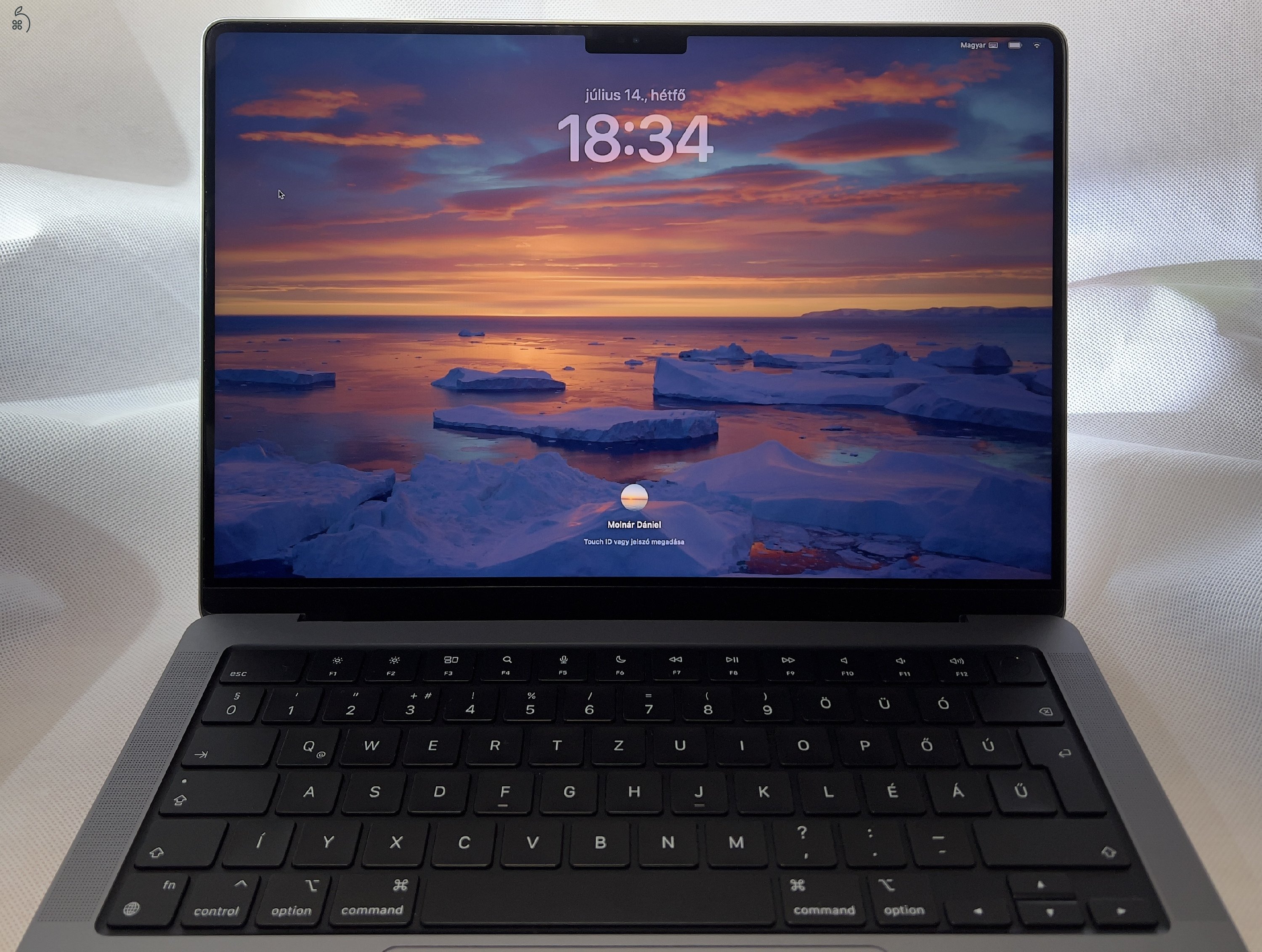 Eladó műtárgyként őrzött 2021 Macbook Pro 14” M1 Pro.