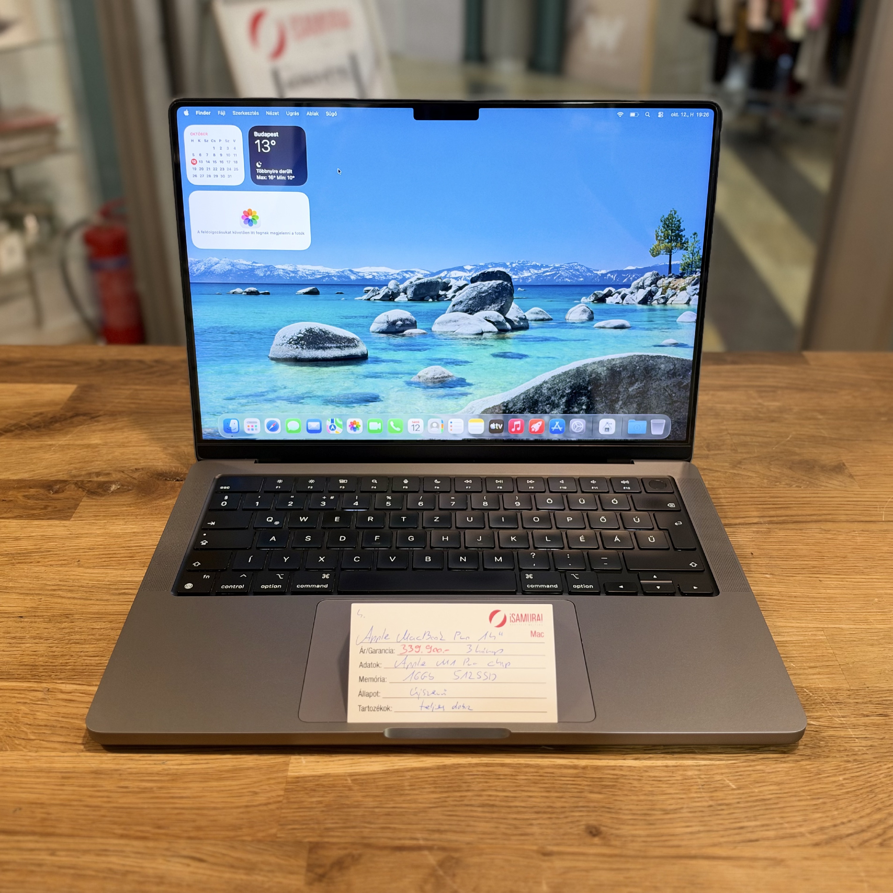 .Apple MacBook Pro 14