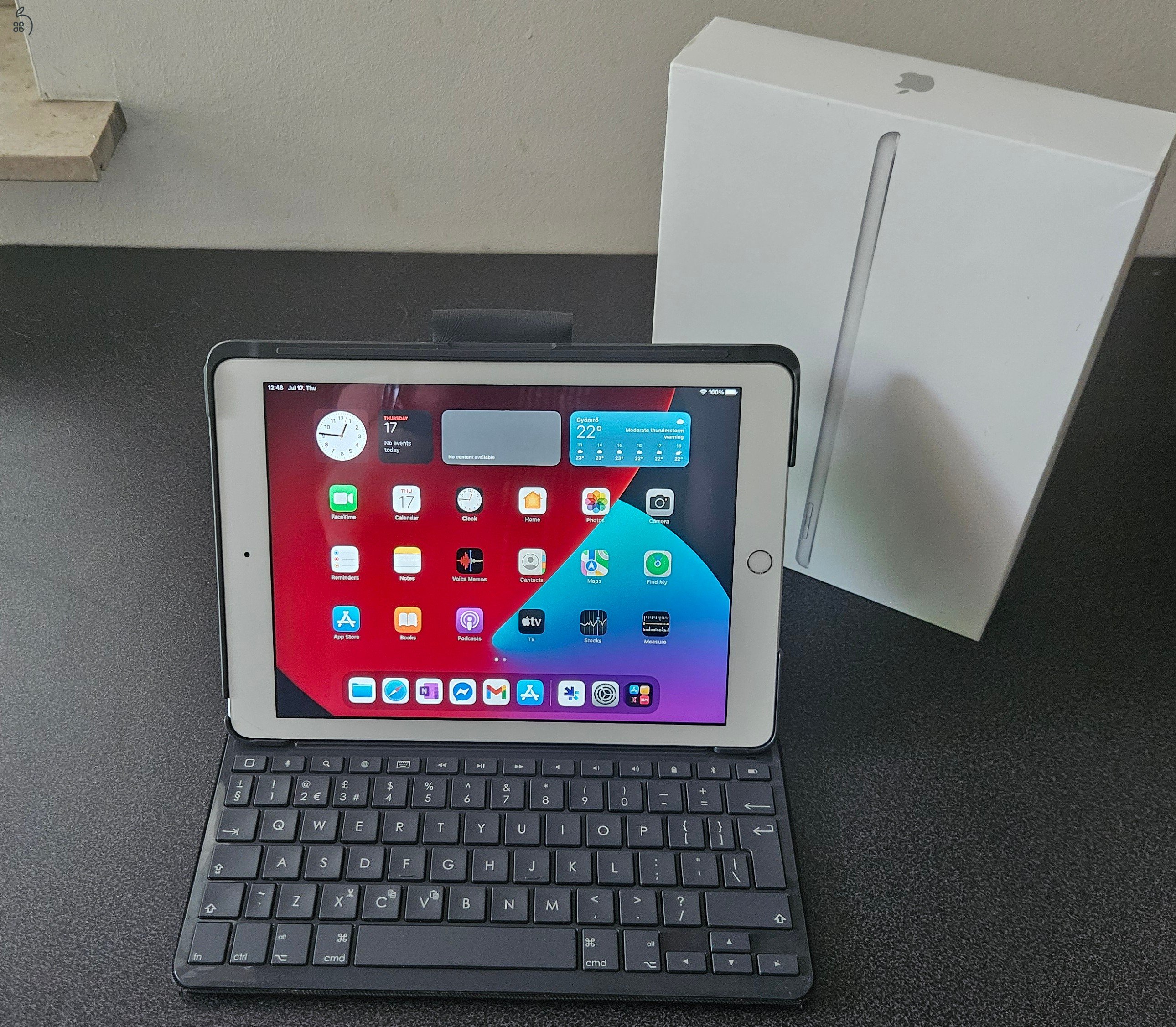 iPad 5th 32GB Wi-Fi A1822 logi slim folio billentyűzetes tokkal