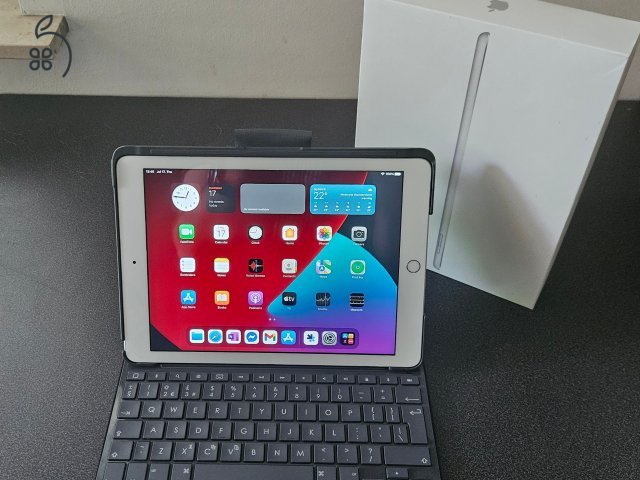 iPad 5th 32GB Wi-Fi A1822 logi slim folio billentyűzetes tokkal