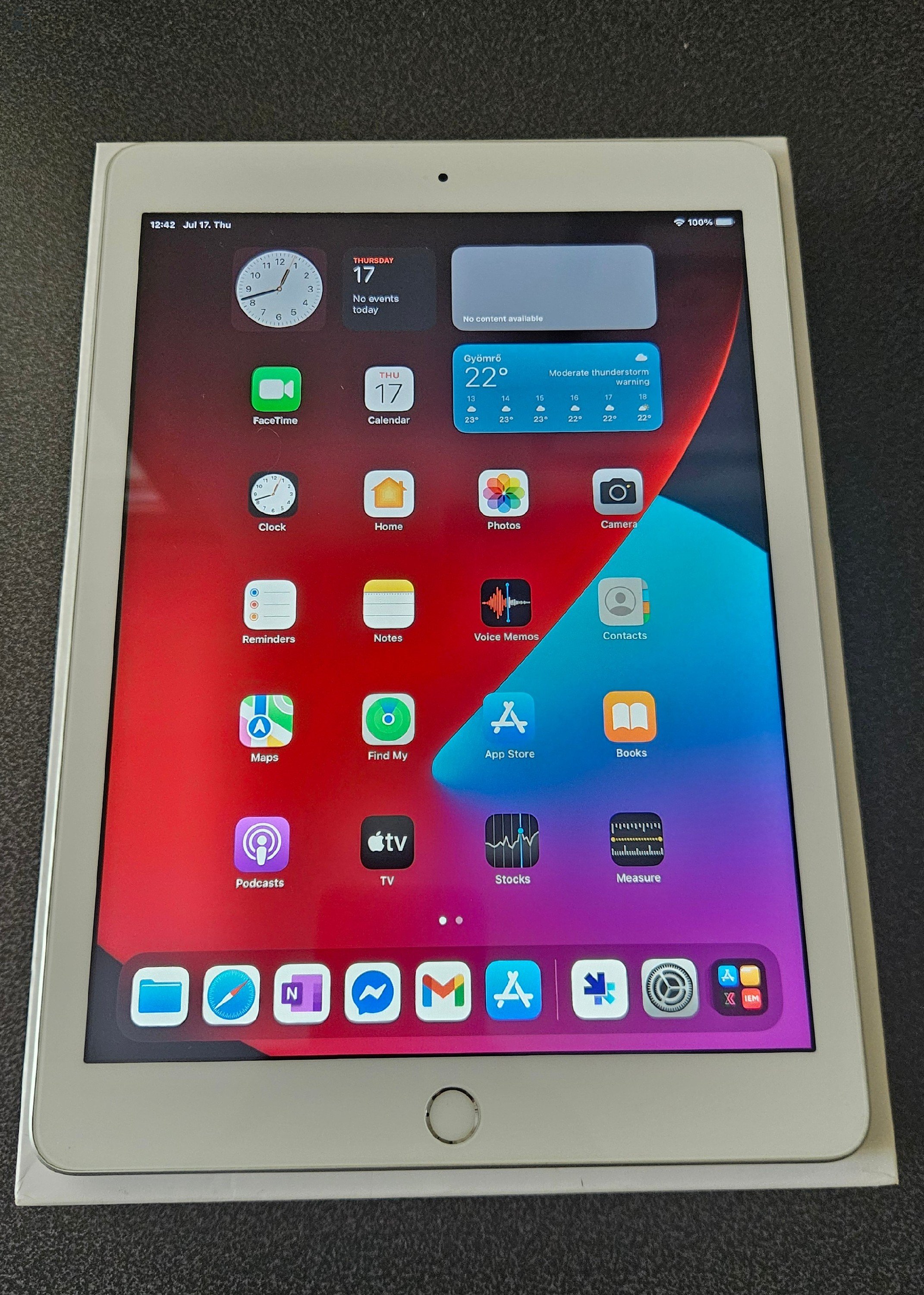 iPad 5th 32GB Wi-Fi A1822 logi slim folio billentyűzetes tokkal