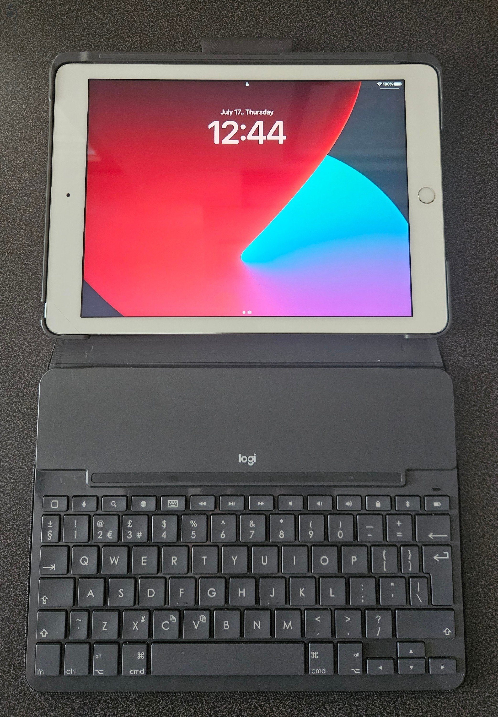 iPad 5th 32GB Wi-Fi A1822 logi slim folio billentyűzetes tokkal