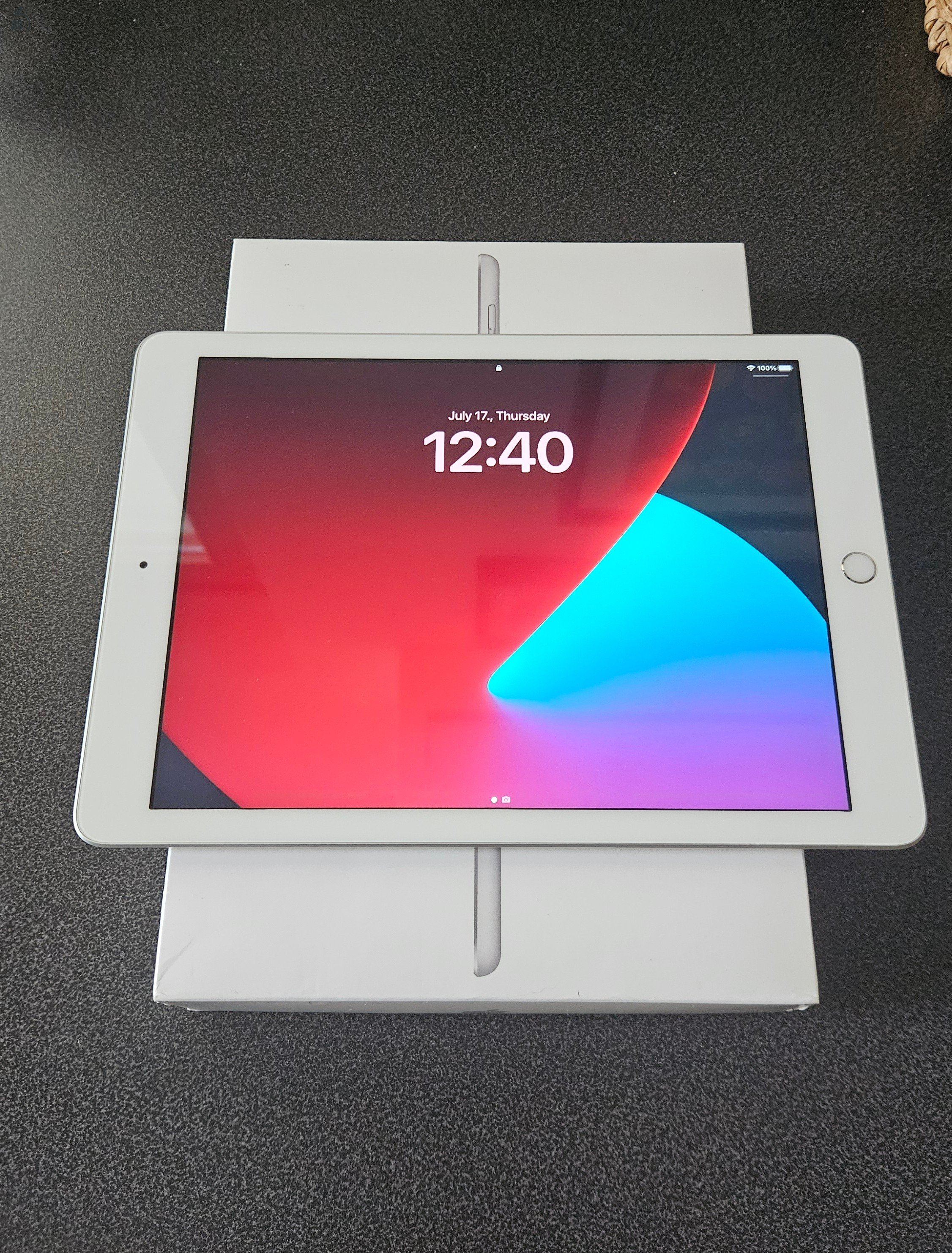 iPad 5th 32GB Wi-Fi A1822 logi slim folio billentyűzetes tokkal