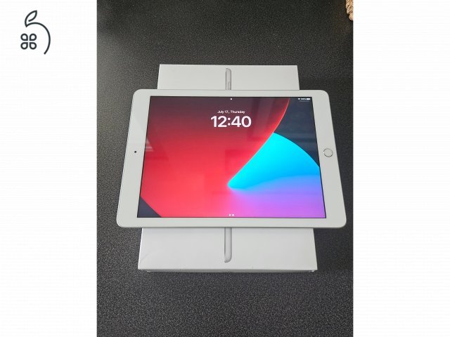 iPad 5th 32GB Wi-Fi A1822 logi slim folio billentyűzetes tokkal