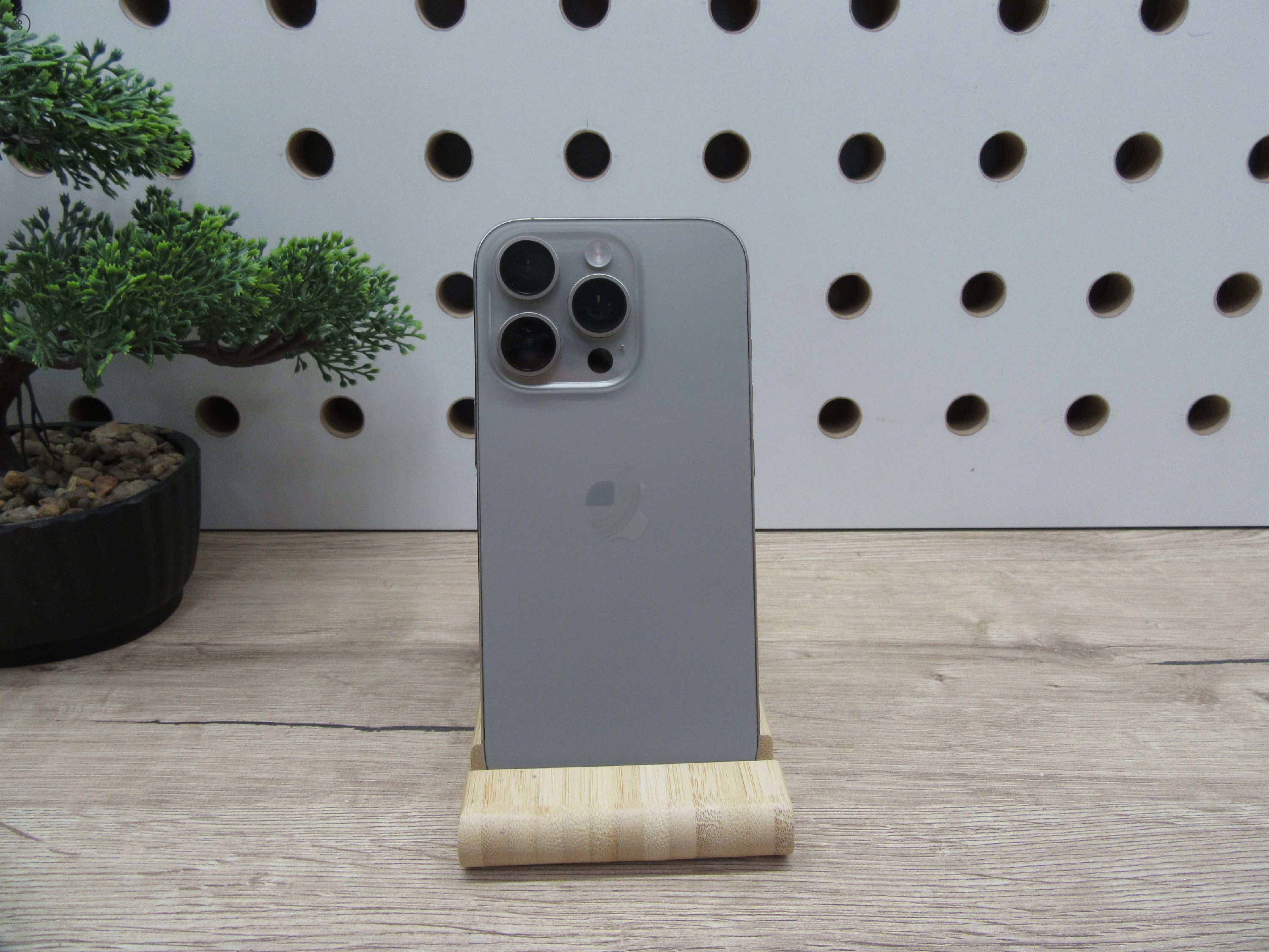Apple iPhone 16 Pro - Natural Titanium - Használt, megkímélt