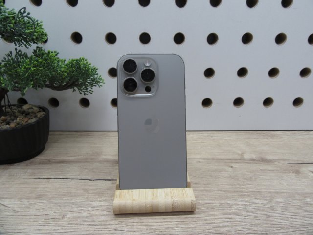 Apple iPhone 16 Pro - Natural Titanium - Használt, megkímélt