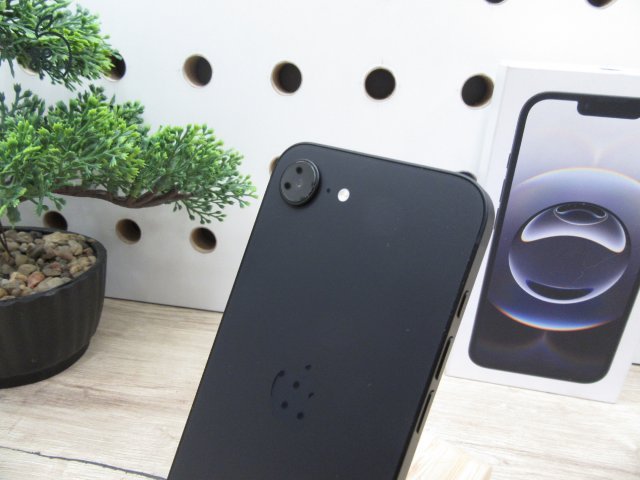 Apple iPhone 16e - Black - Használt, újszerű