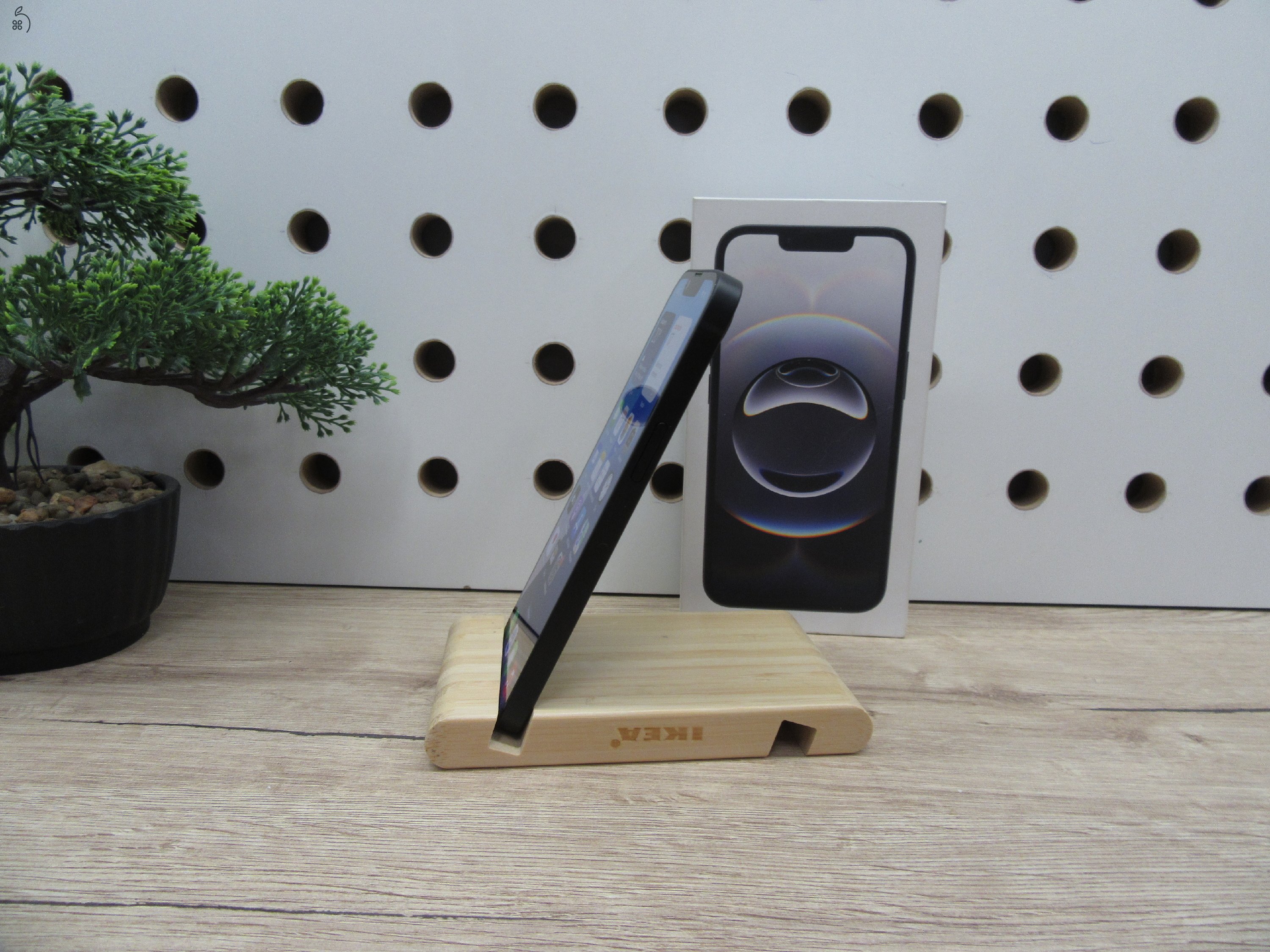 Apple iPhone 16e - Black - Használt, újszerű