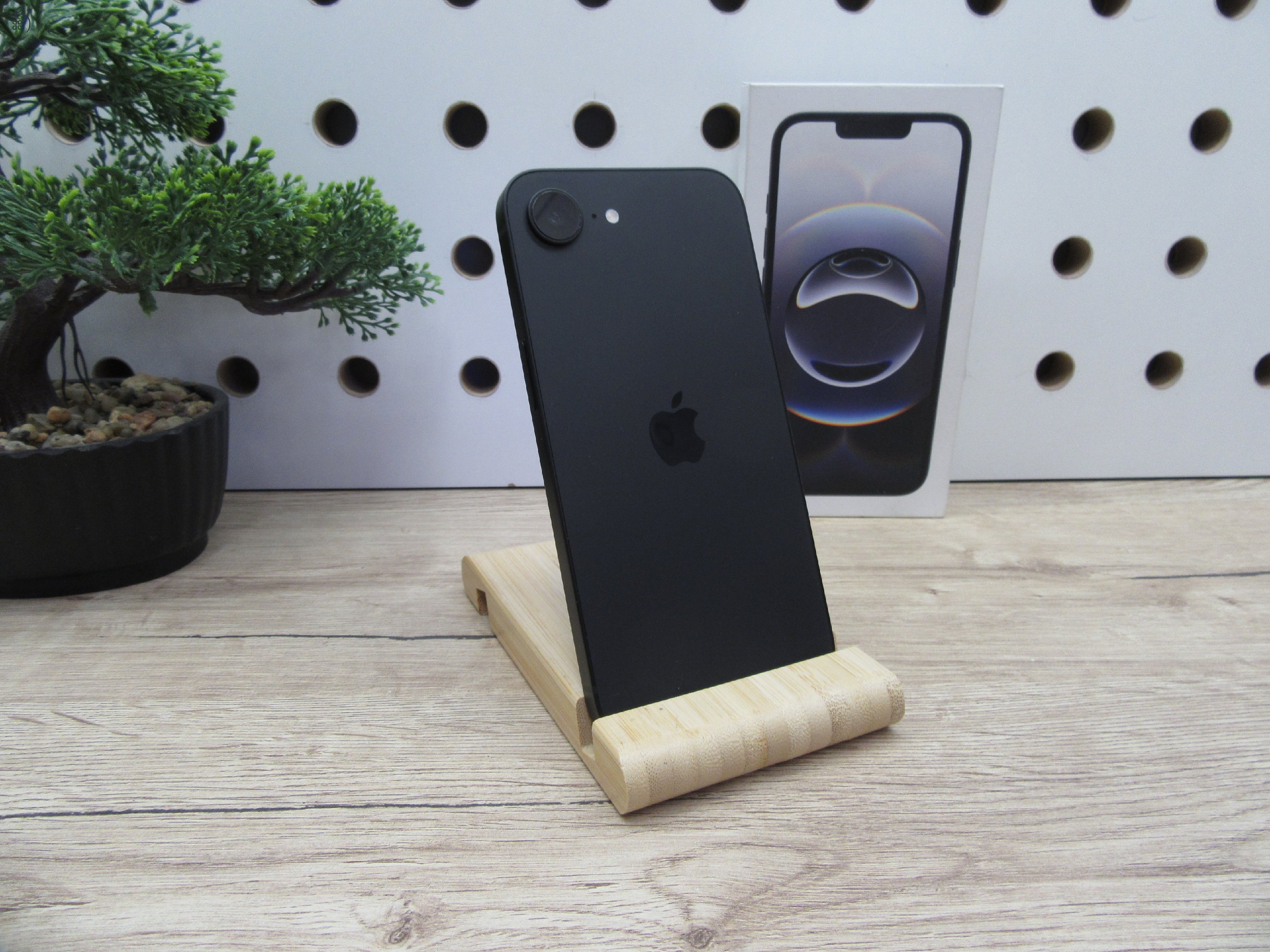 Apple iPhone 16e - Black - Használt, újszerű