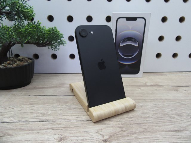Apple iPhone 16e - Black - Használt, újszerű
