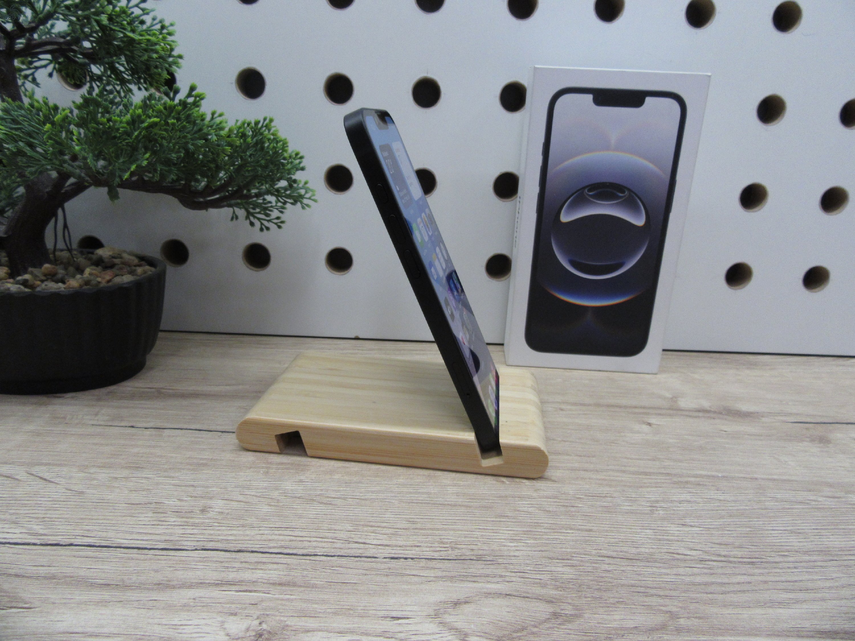 Apple iPhone 16e - Black - Használt, újszerű