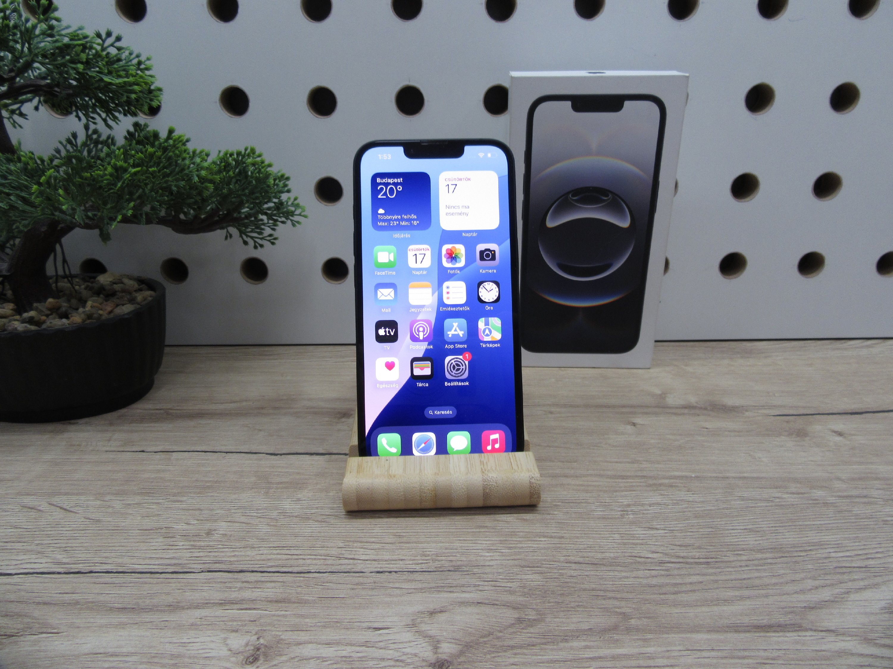 Apple iPhone 16e - Black - Használt, újszerű