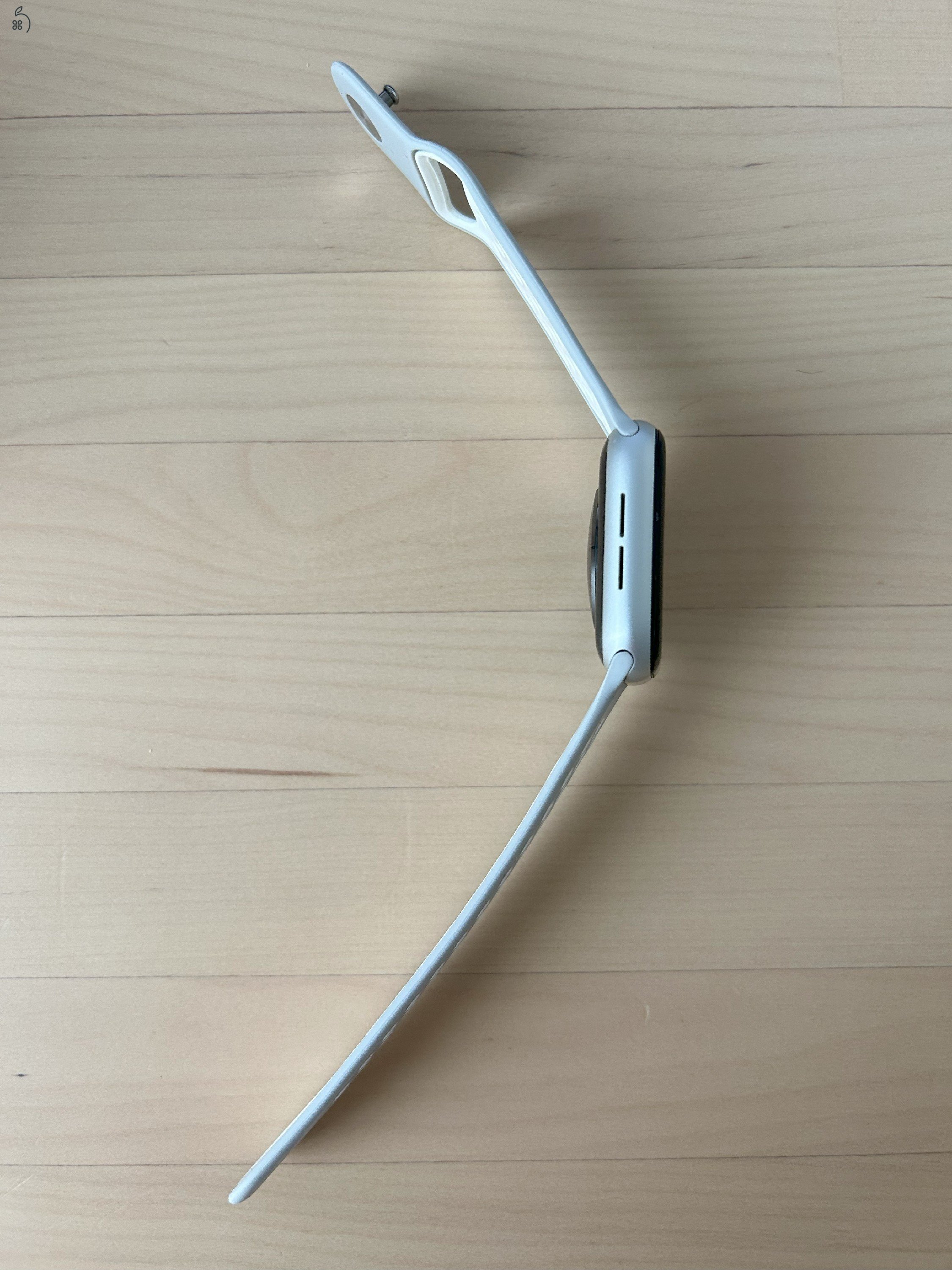 Eladó Apple Watch 4 - 94% akku - nagyon megkímélt - ajándék óraszíjakkal