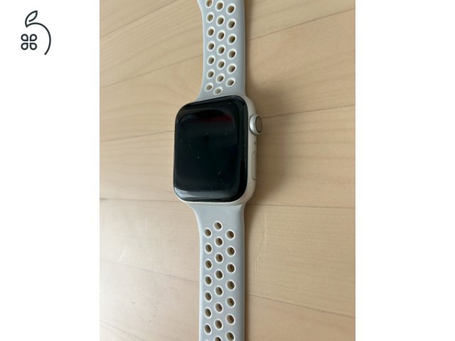 Eladó Apple Watch 4 - 94% akku - nagyon megkímélt - ajándék óraszíjakkal