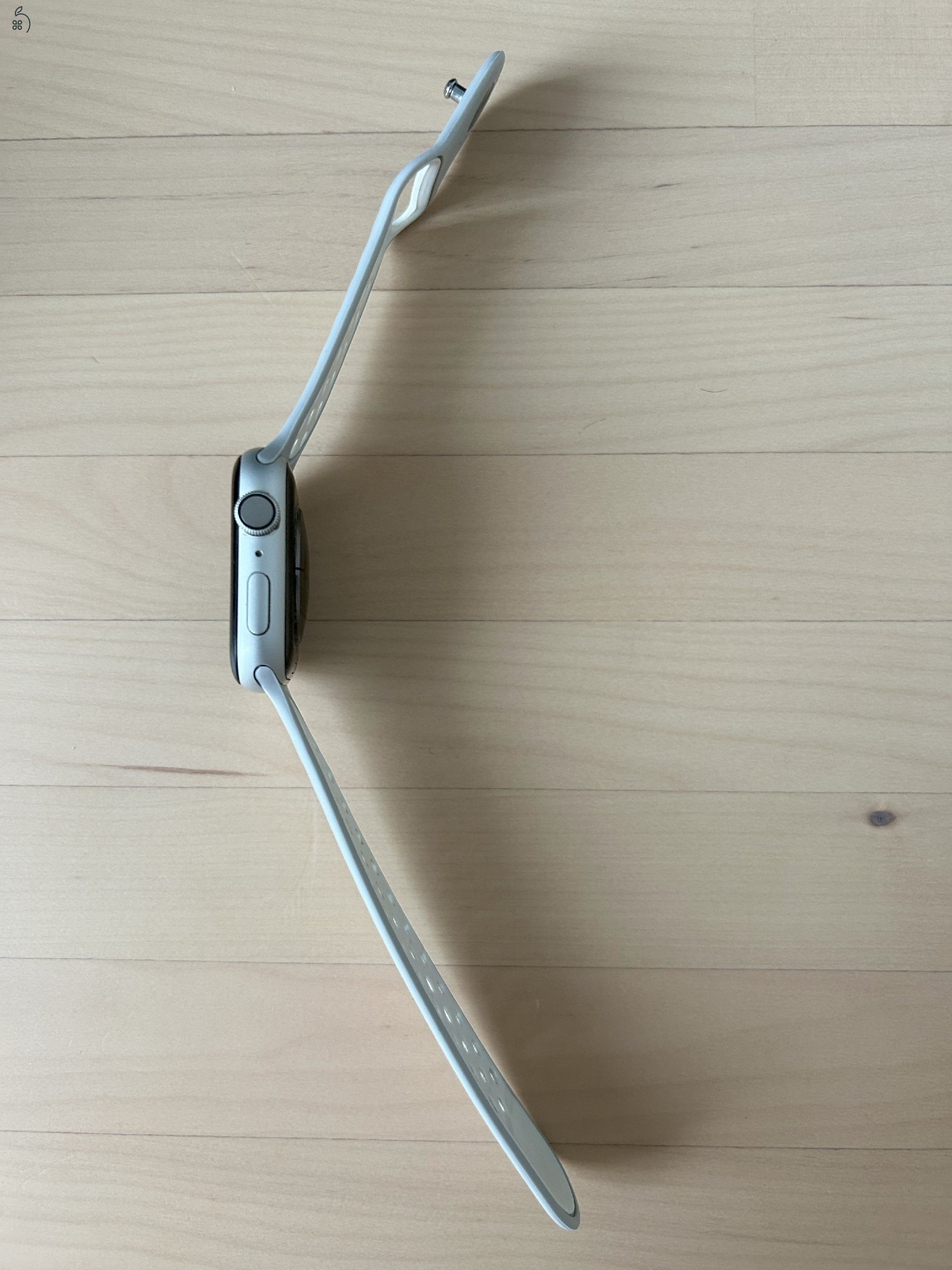 Eladó Apple Watch 4 - 94% akku - nagyon megkímélt - ajándék óraszíjakkal