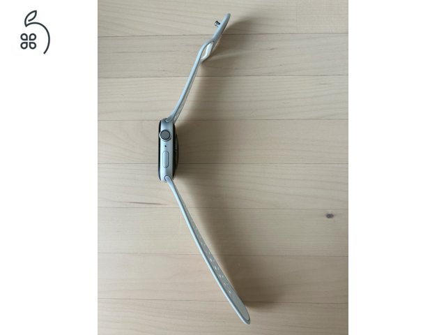 Eladó Apple Watch 4 - 94% akku - nagyon megkímélt - ajándék óraszíjakkal