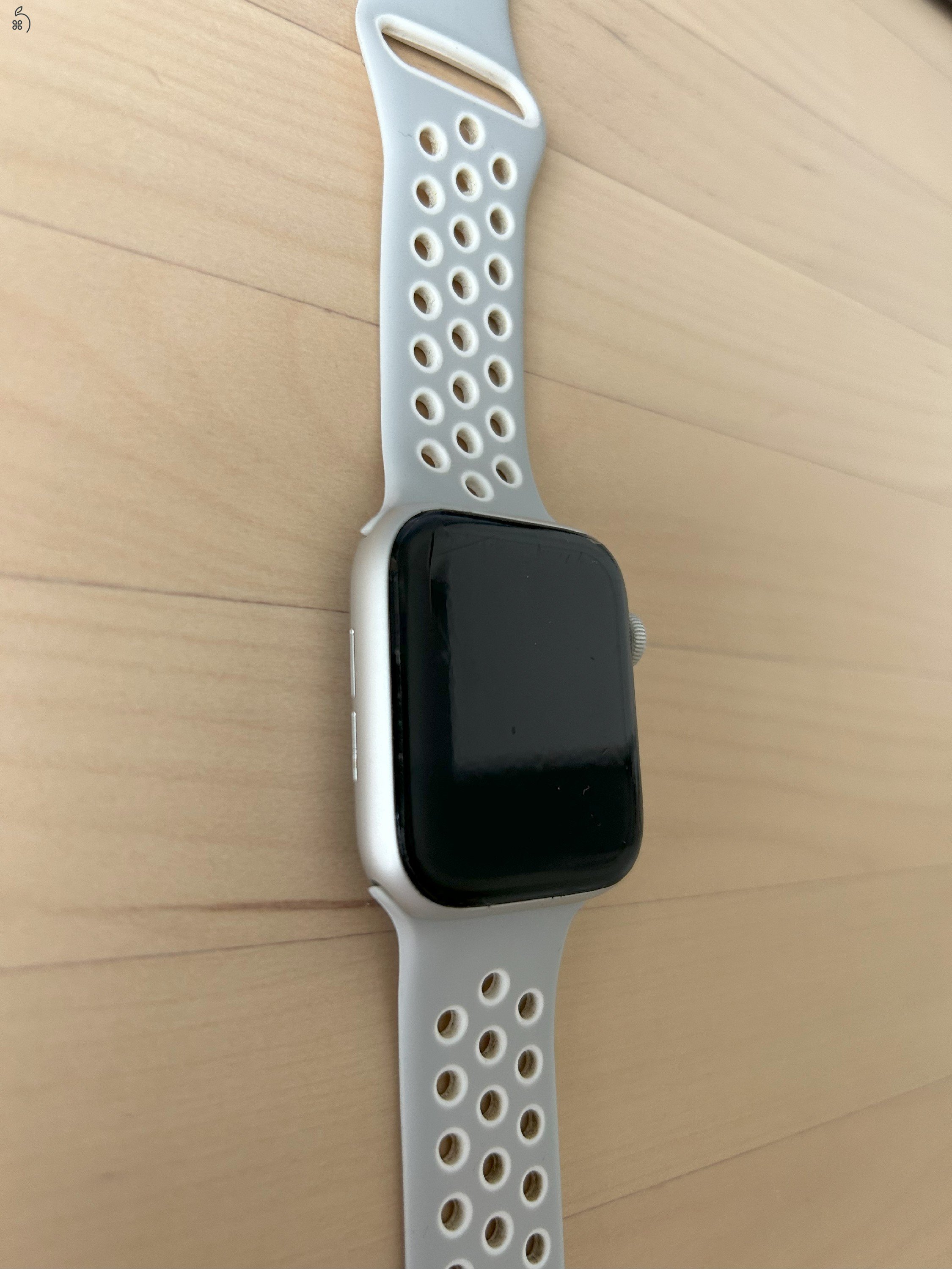 Eladó Apple Watch 4 - 94% akku - nagyon megkímélt - ajándék óraszíjakkal
