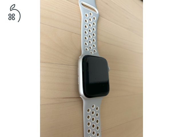 Eladó Apple Watch 4 - 94% akku - nagyon megkímélt - ajándék óraszíjakkal