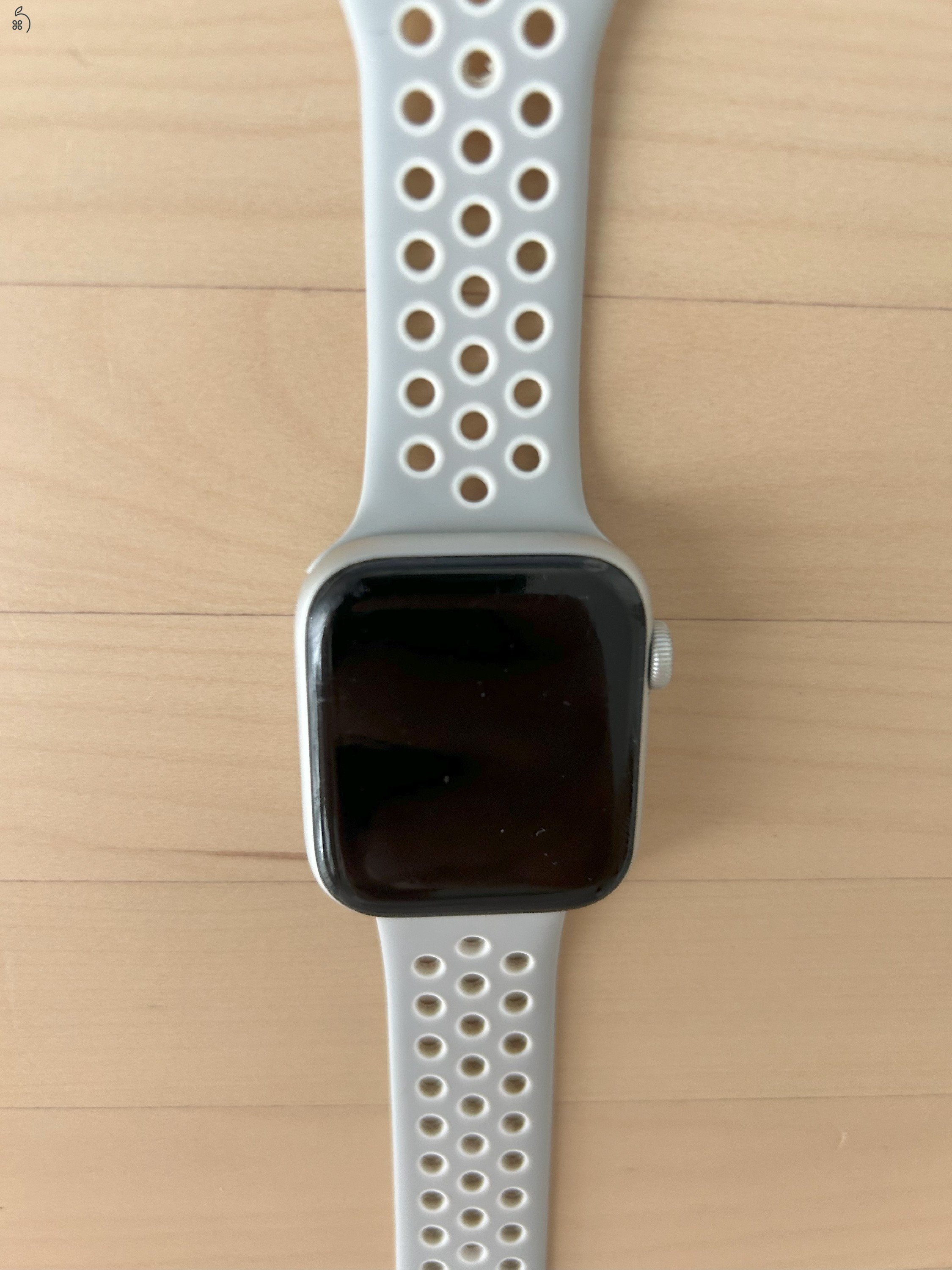 Eladó Apple Watch 4 - 94% akku - nagyon megkímélt - ajándék óraszíjakkal
