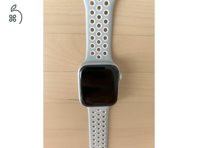 Eladó Apple Watch 4 - 94% akku - nagyon megkímélt - ajándék óraszíjakkal