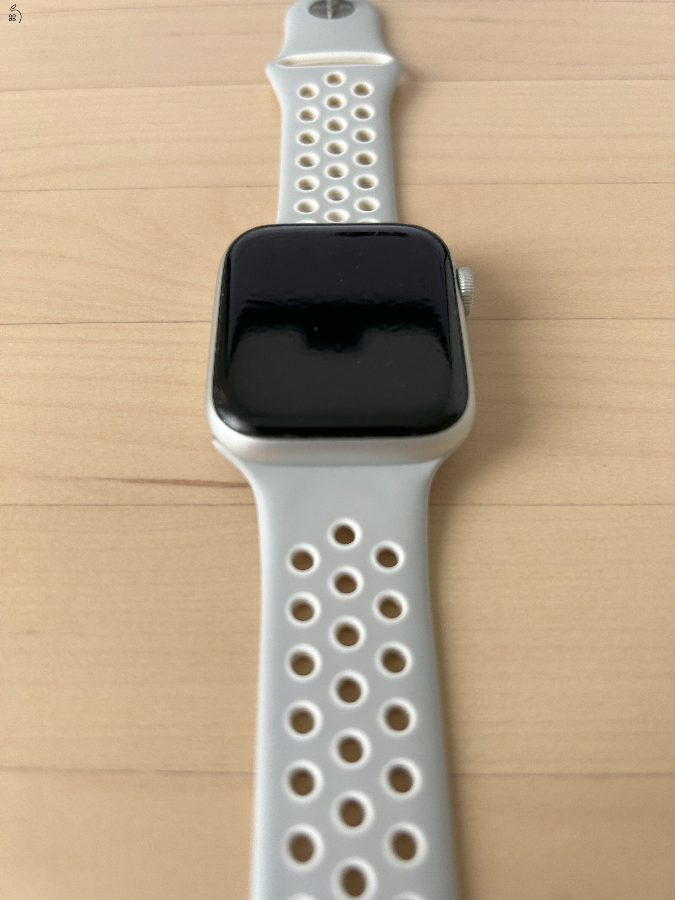 Eladó Apple Watch 4 - 94% akku - nagyon megkímélt - ajándék óraszíjakkal