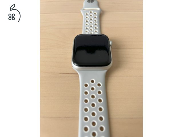 Eladó Apple Watch 4 - 94% akku - nagyon megkímélt - ajándék óraszíjakkal