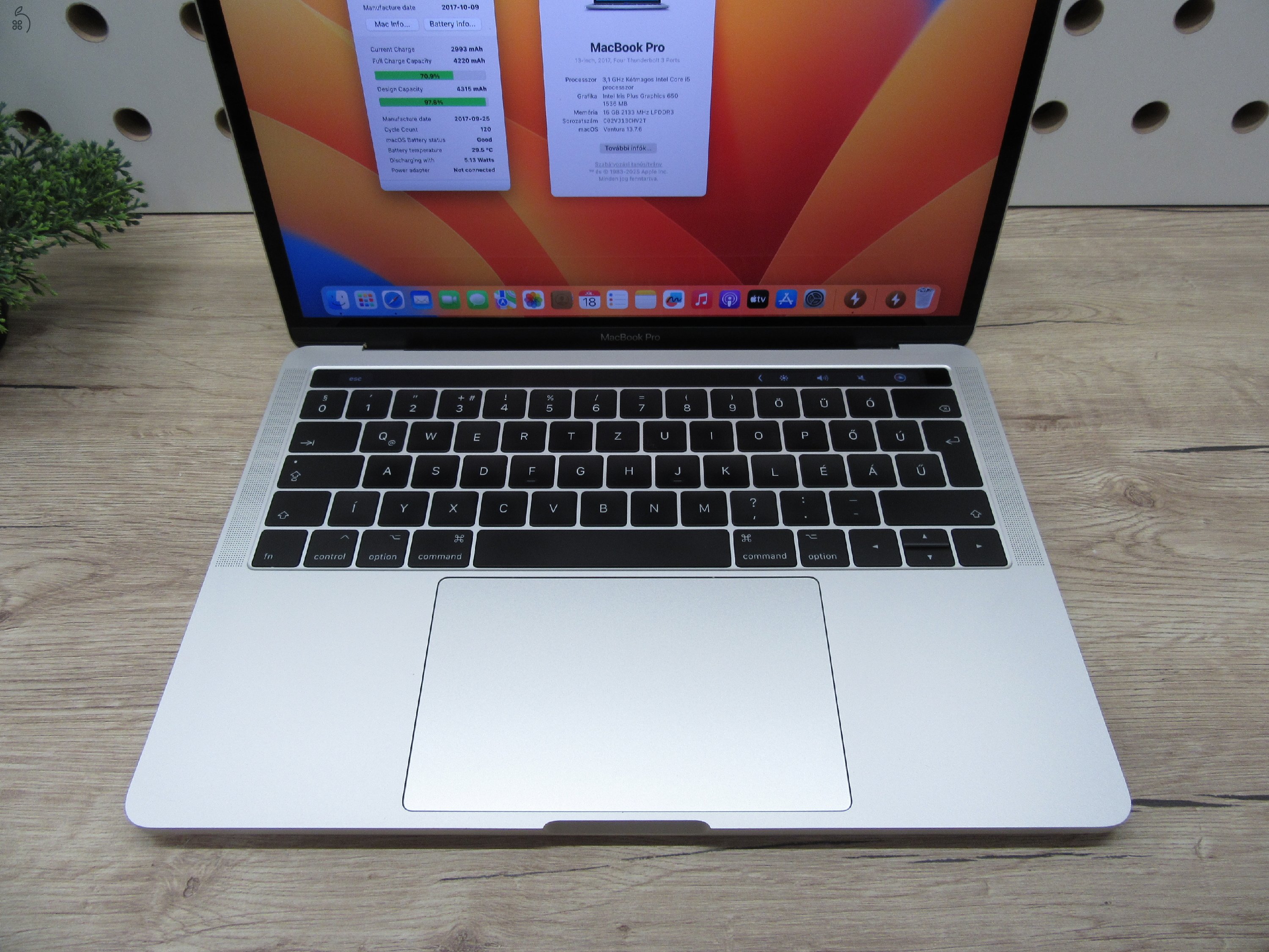 Apple Retina Macbook Pro 13 Touchbar - 2017 - Használt, újszerű