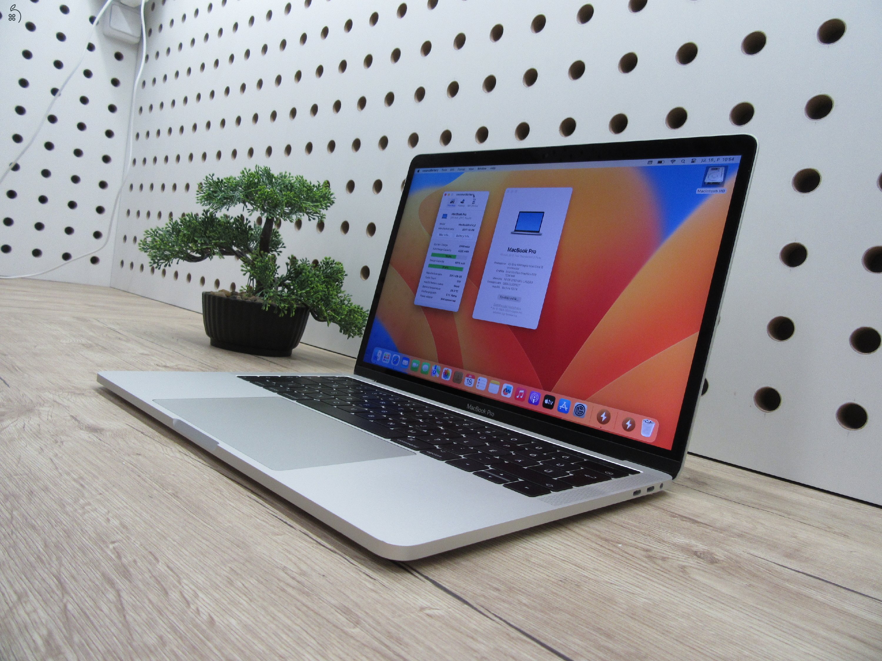 Apple Retina Macbook Pro 13 Touchbar - 2017 - Használt, újszerű