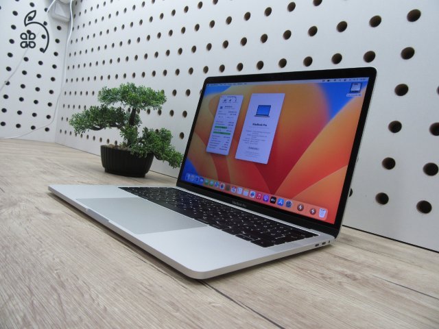 Apple Retina Macbook Pro 13 Touchbar - 2017 - Használt, újszerű