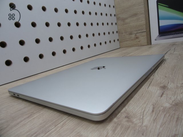 Apple Retina Macbook Pro 13 Touchbar - 2017 - Használt, újszerű