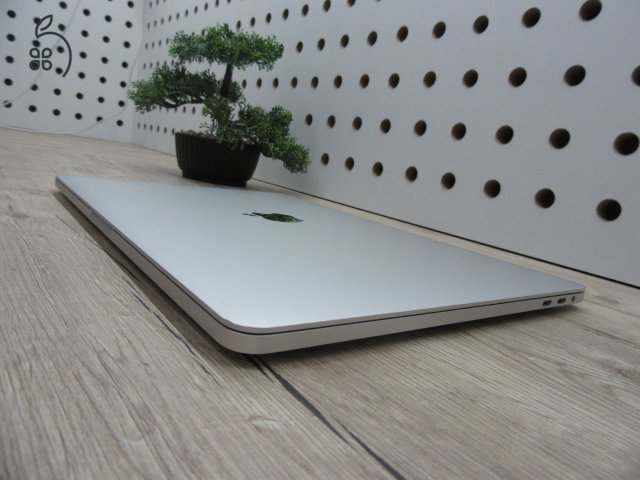 Apple Retina Macbook Pro 13 Touchbar - 2017 - Használt, újszerű