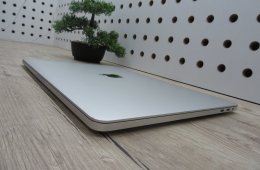 Apple Retina Macbook Pro 13 Touchbar - 2017 - Használt, újszerű