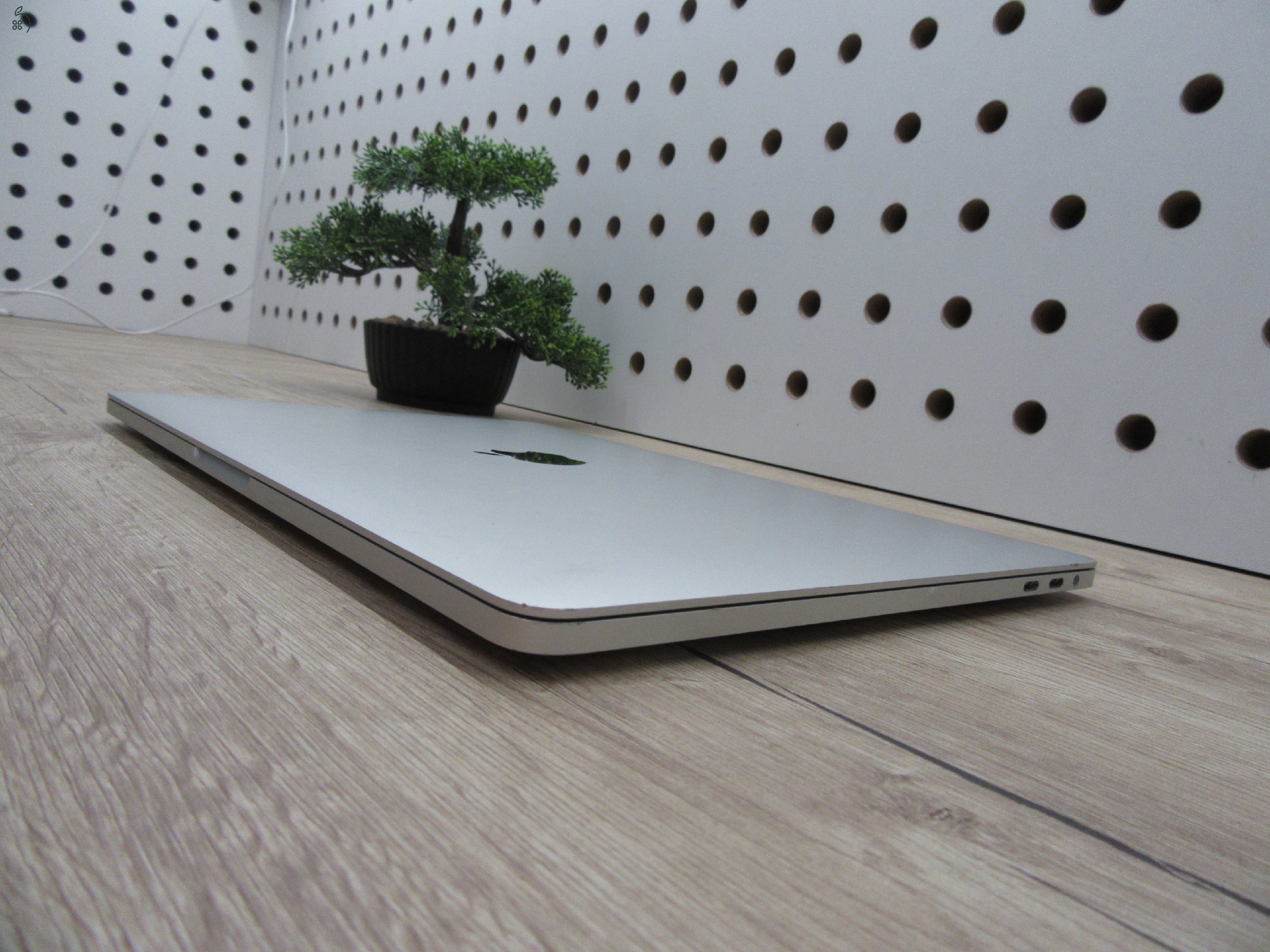  Apple Retina Macbook Pro 13 Touchbar - 2016 - Használt, újszerű 