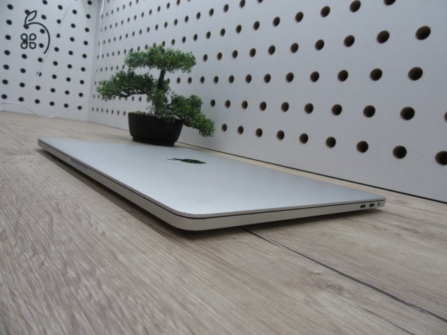  Apple Retina Macbook Pro 13 Touchbar - 2016 - Használt, újszerű 