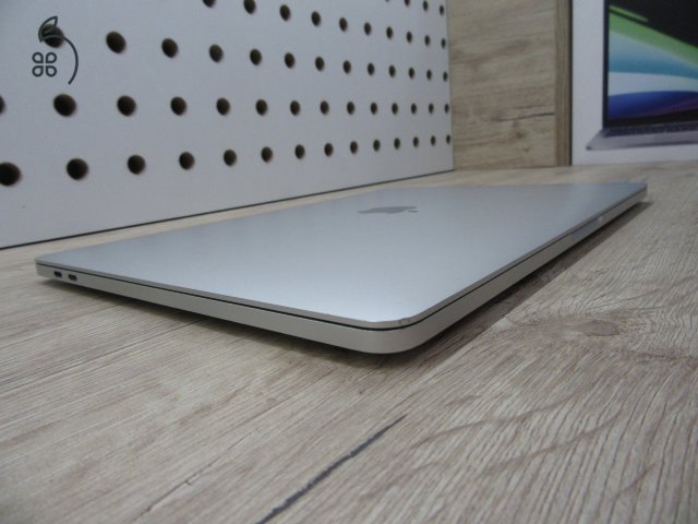  Apple Retina Macbook Pro 13 Touchbar - 2016 - Használt, újszerű 