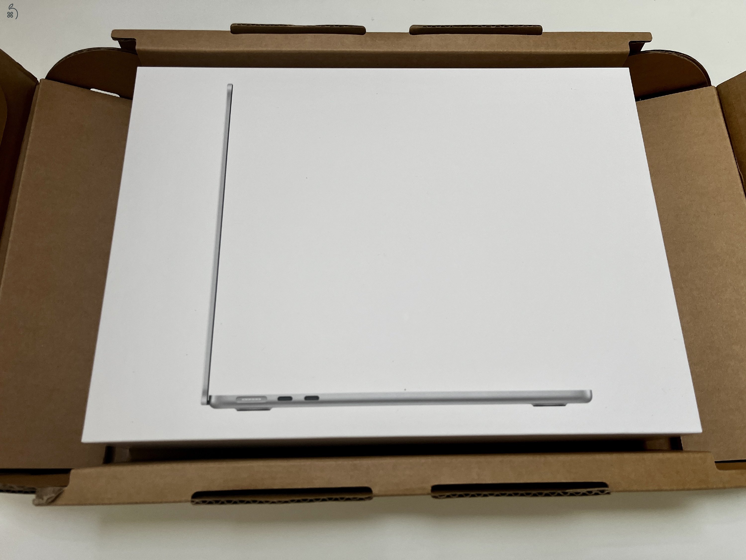 ÚJSZERŰ Apple MacBook Air 13