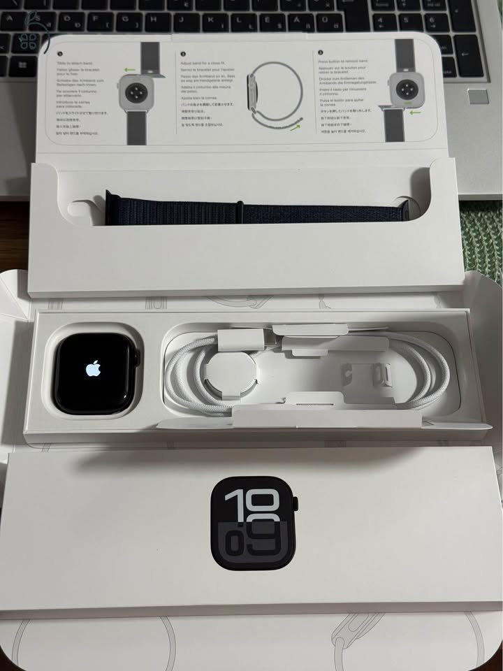 Apple Watch Series 10, 46mm, JetBlack aluminium, 2 év istyle garancia