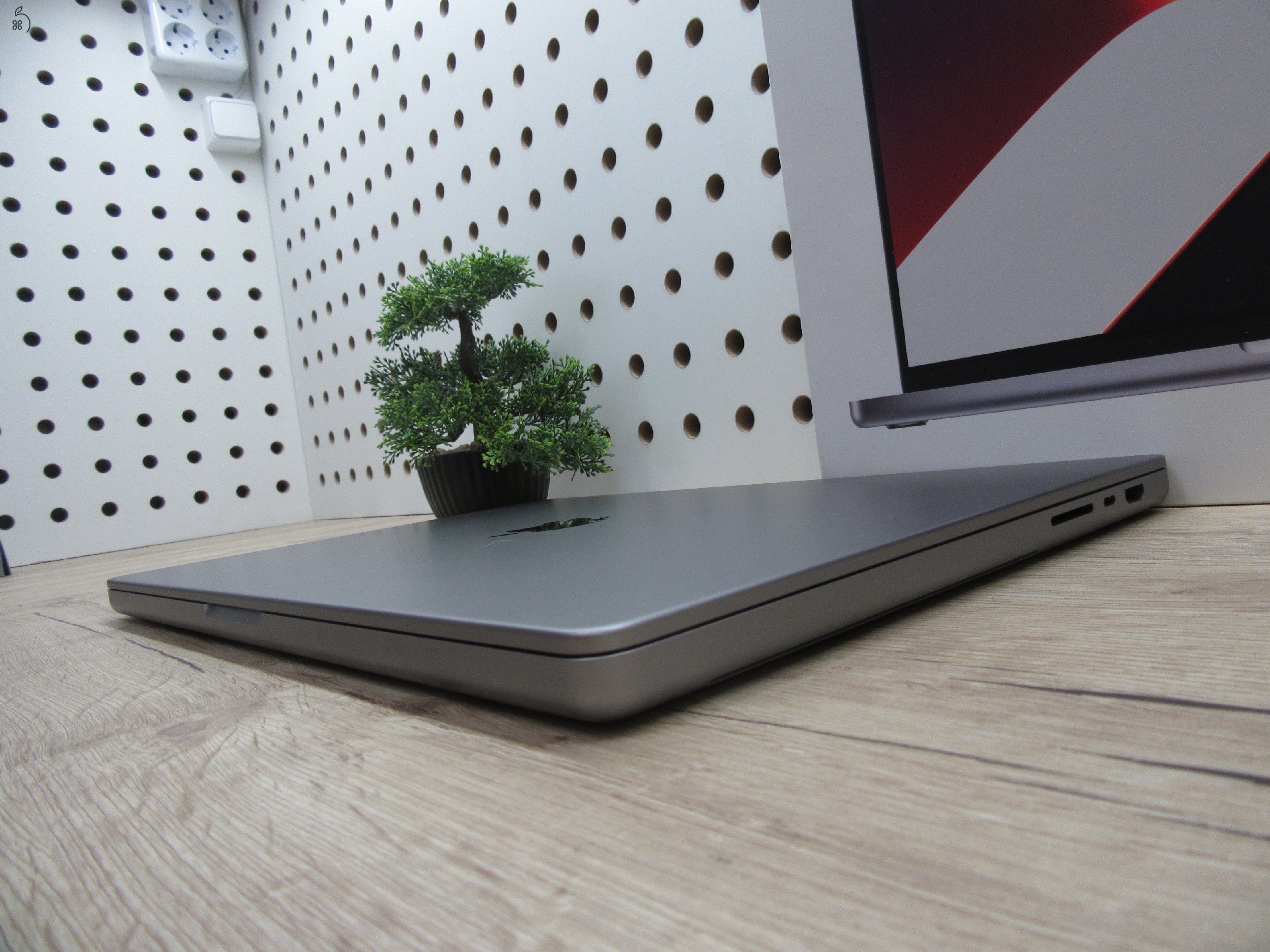 Apple Macbook 16 M1Pro - 2021 - Használt újszerű - 500 Gb SSD