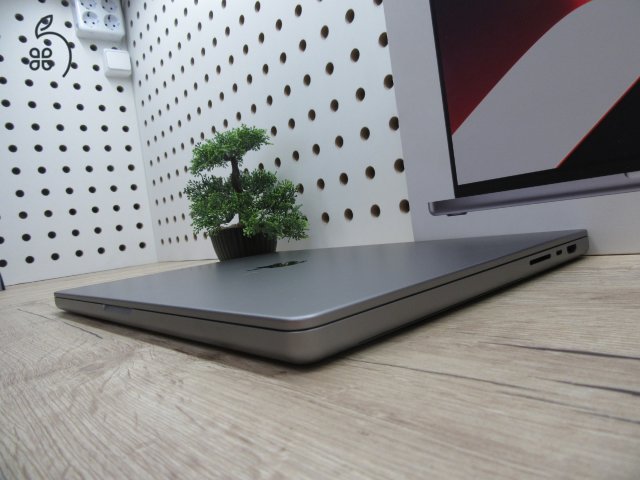 Apple Macbook 16 M1Pro - 2021 - Használt újszerű - 500 Gb SSD