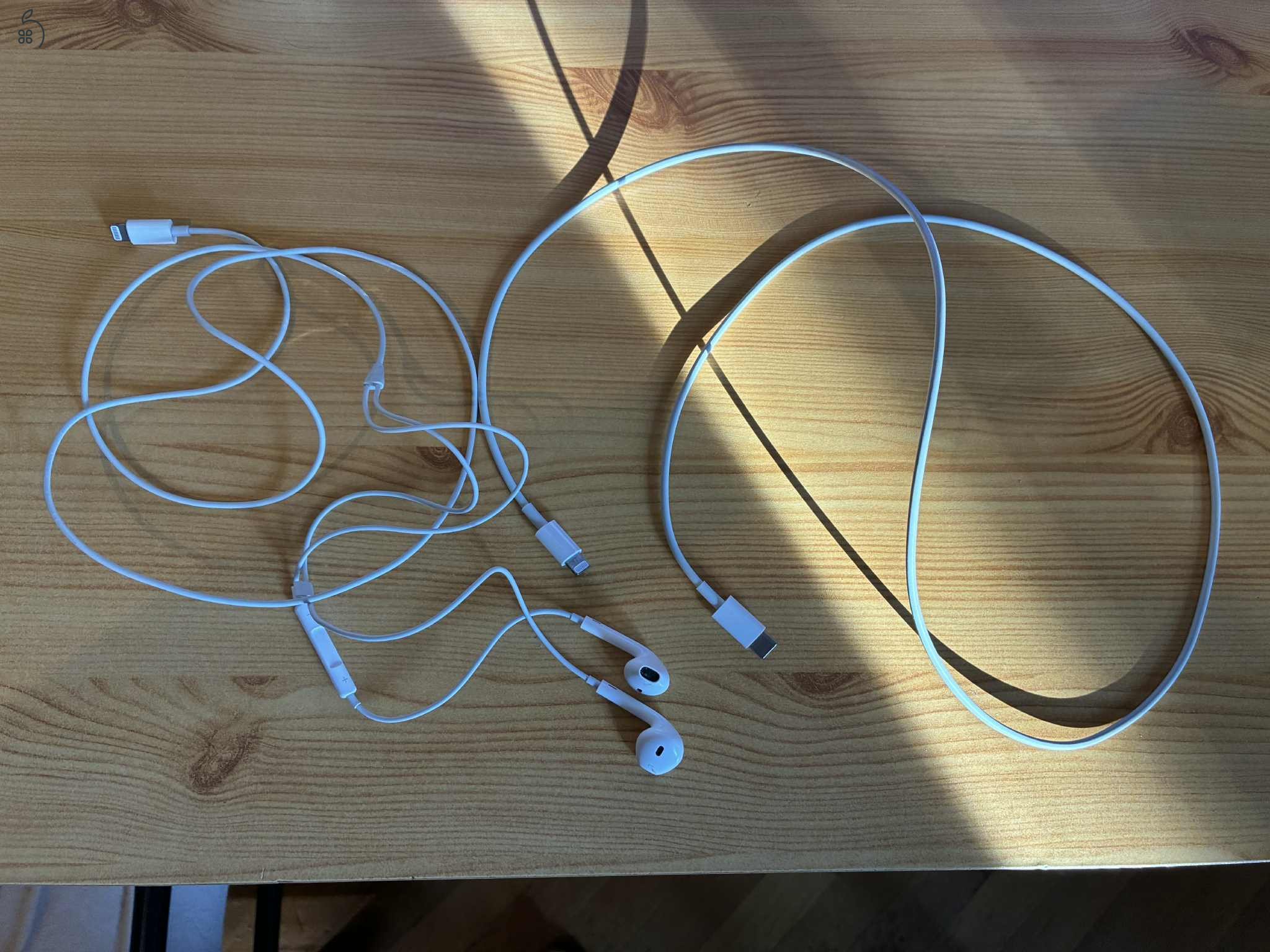 Iphone 2020 SE 64 GB (Fülhallgató + 3 tok benne van az árban!)