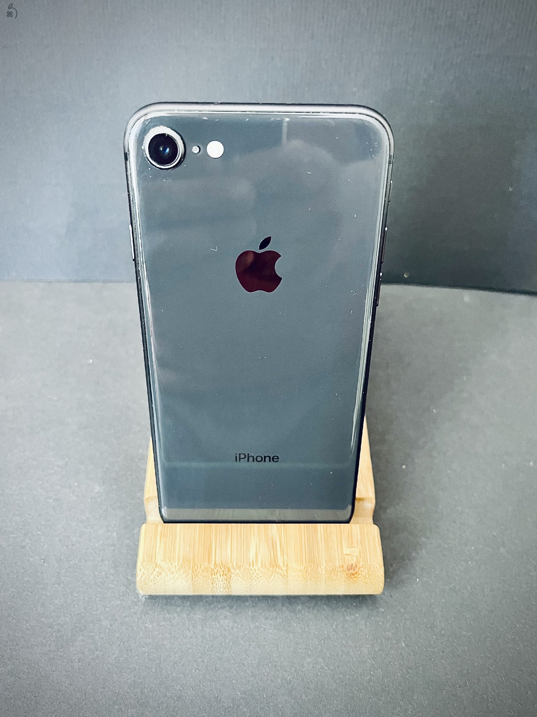 Eladó iPhone 8 64GB – Fekete – Jó állapotban