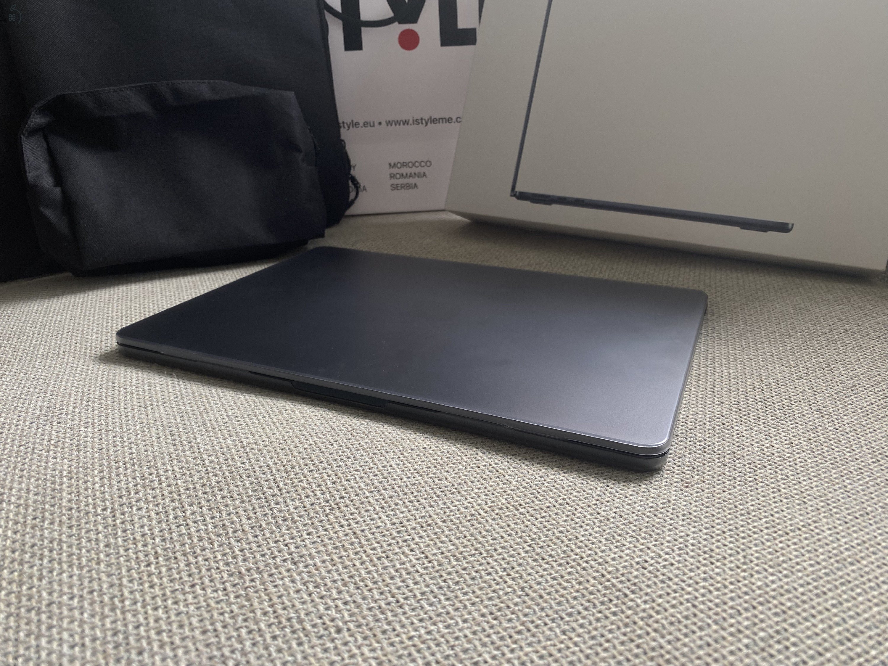 Macbook Air 13,6