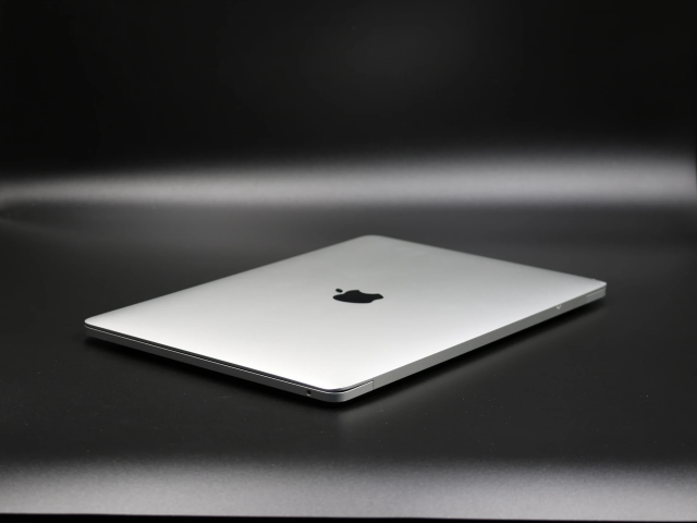 Apple Macbook PRO 2020 M1 256 GB akku - 12 HÓ GARANCIA
