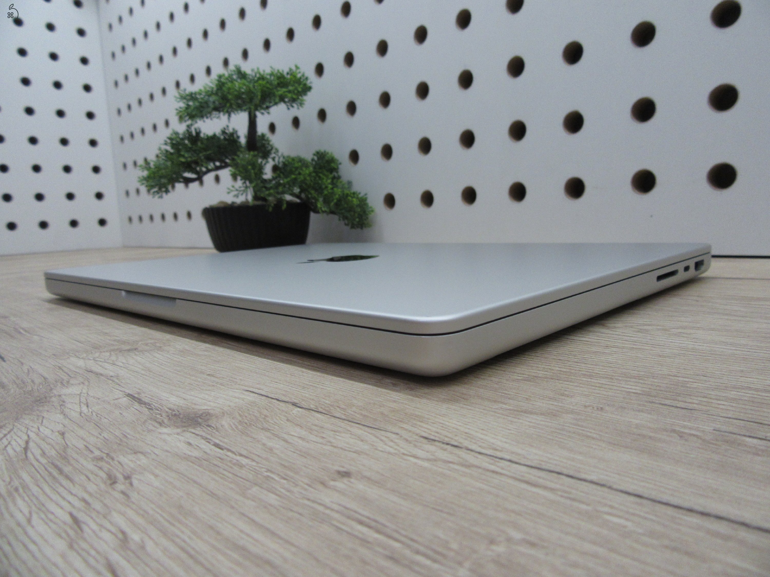 Apple Macbook 14 M1 Pro - 2021 - Használt, karcmnetes - 16/500 Gb!!!