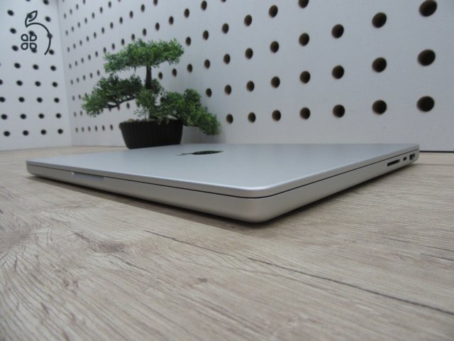 Apple Macbook 14 M1 Pro - 2021 - Használt, karcmnetes - 16/500 Gb!!!