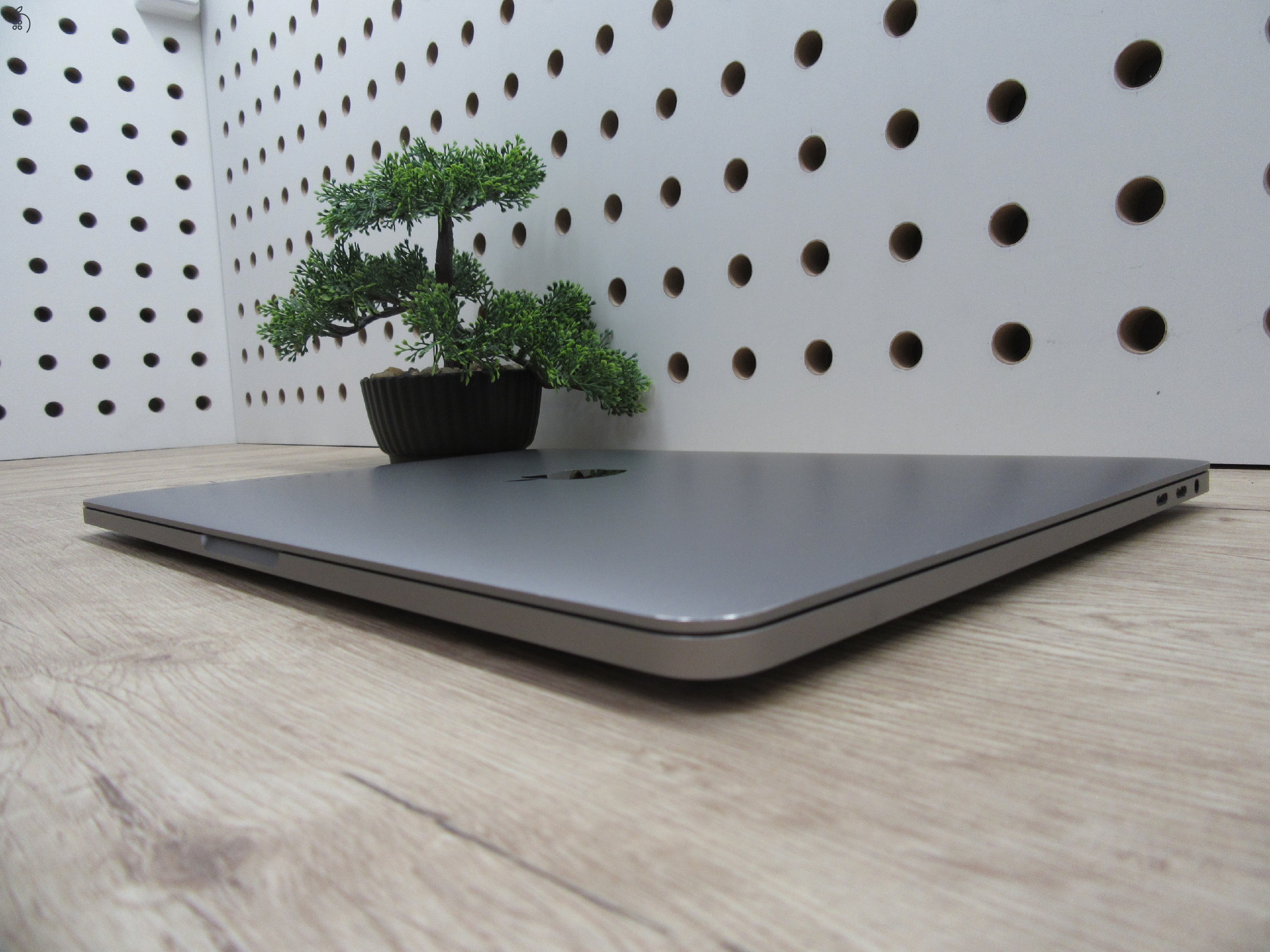 Apple Macbook Pro 13 - 2018/2019 - Használt, szép állapot