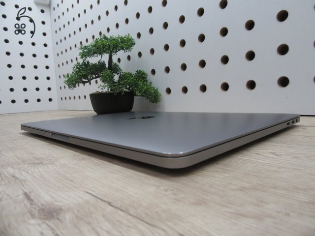 Apple Macbook Pro 13 - 2018/2019 - Használt, szép állapot